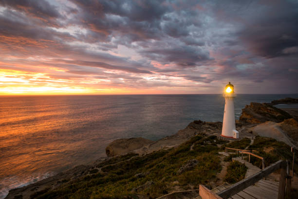 castle point lighthouse, situato vicino al villaggio di castlepoint nella regione di wellington dell'isola del nord della nuova zelanda - castlepoint foto e immagini stock