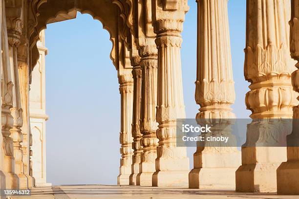 Colunata De Jaswant Tada - Fotografias de stock e mais imagens de Porta - Porta, Templo, Antigo