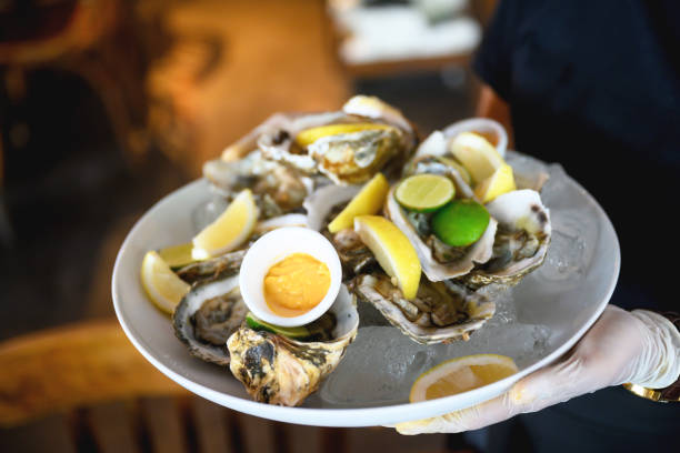 プレートの新鮮なカキ - prepared oysters prepared shellfish shucked seafood ストックフォトと画像