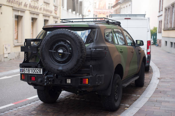 vista trasera del coche francés 4x4 military acmat aparcado en la calle - off road vehicle quadbike 4x4 stationary fotografías e imágenes de stock