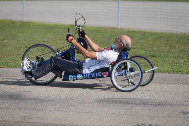 starszy sportowiec trenujący z rowerem ręcznym na torze - speed sports race track cycling vitality zdjęcia i obrazy z banku zdjęć