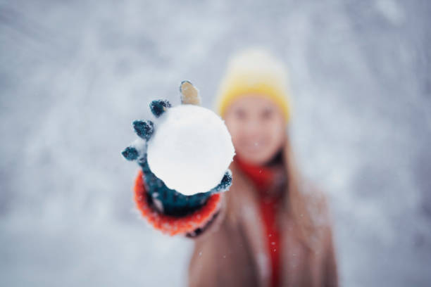 冬の魔法 - winter women zen like photography ストックフォトと画像