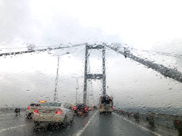 regen verkehr in - istanbul bosphorus road street stock-fotos und bilder