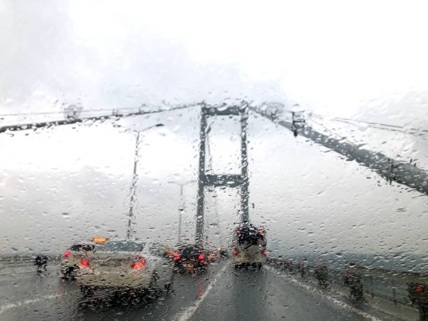 traffic in the rain - road autumn highway rain �стоковые фото и изображения