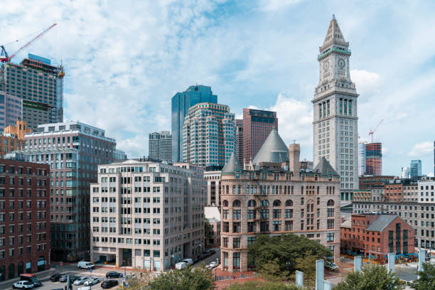 マサチューセッツ州の日中、ハーバーエリアからボストンのパノラマ絵のように美しい金融ダウンタウンの街の景色。知的、技術的、政治的な中心。建物の外観。 - boston harbor ストックフォトと画像