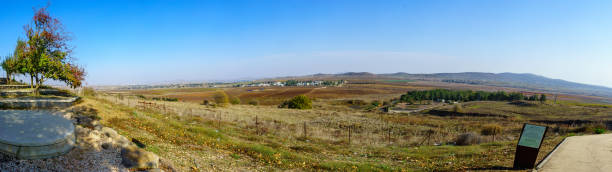 panorama krajobrazu wzgórz golan i granicy z syrią - qunaitira zdjęcia i obrazy z banku zdjęć