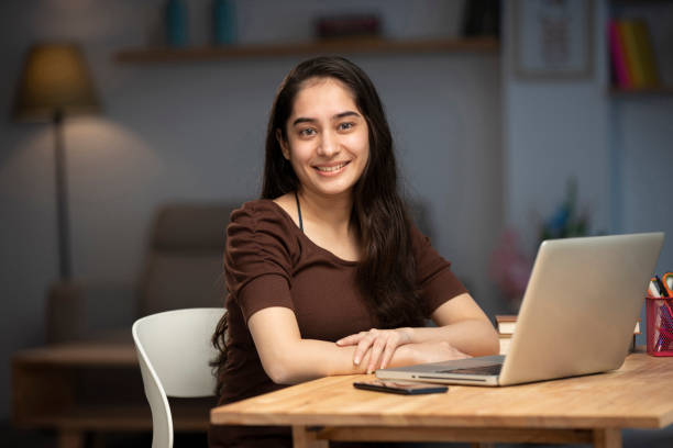 jeune femme travaillant à la maison (à l’aide d’un ordinateur) - using laptop laptop teenager student photos et images de collection
