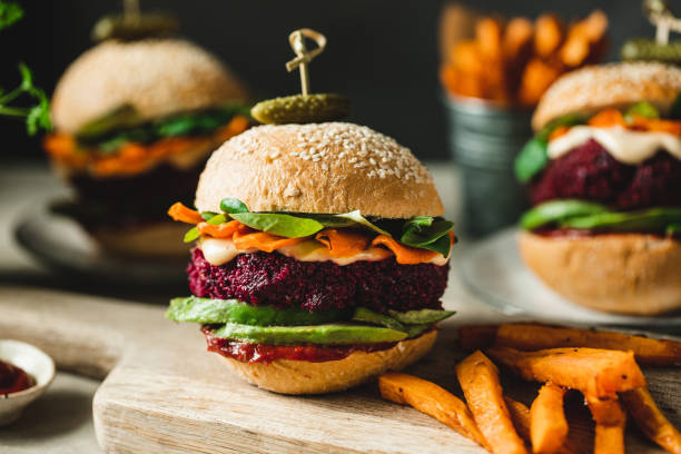 veganes essen als vegane rübenburger - vegan stock-fotos und bilder