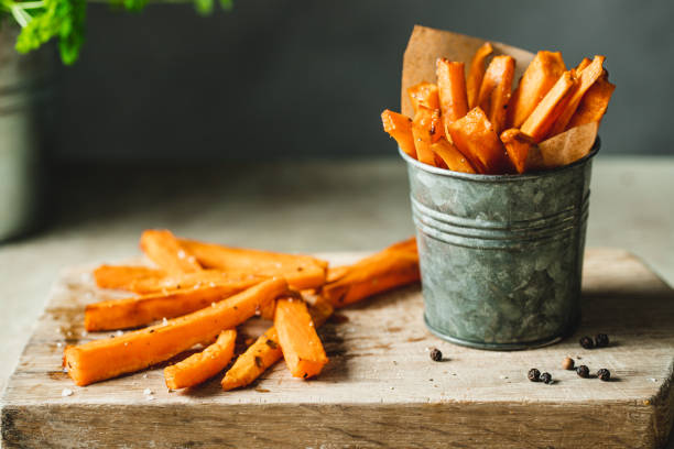 tasty sweet potato fries - zoete aardappel fotos stockfoto's en -beelden