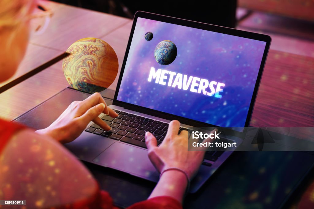 Concetto di metaverso. Donna che usa il laptop con schermo del pianeta - Foto stock royalty-free di Metaverso