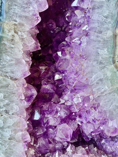 cerrar cúmulo de cristal de amatista - amethyst esoteric mineral the natural world fotografías e imágenes de stock