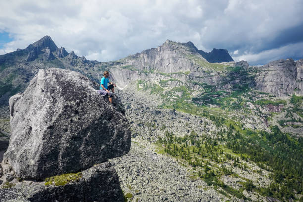 турист на вершине скалы с прекрасным видом на природный парк ергаки - ergaki стоковые фото и изображения