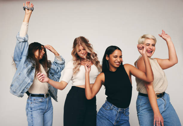 gruppo di amiche che ballano in uno studio - potere femminile foto e immagini stock