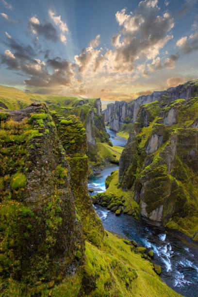 paesaggio unico di fjadrargljufur in islanda. top destinazione turistica. il fjadrargljufur canyon è un enorme canyon profondo circa 100 metri e lungo circa 2 chilometri, situato nel sud-est dell'islanda. n - crevice foto e immagini stock