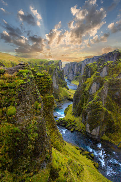 paisagem única de fjadrargljufur na islândia. principal destino turístico. fjadrargljufur canyon é um enorme cânion de cerca de 100 metros de profundidade e cerca de 2 quilômetros de comprimento, localizado no sudeste da islândia." n - crevice - fotografias e filmes do acervo