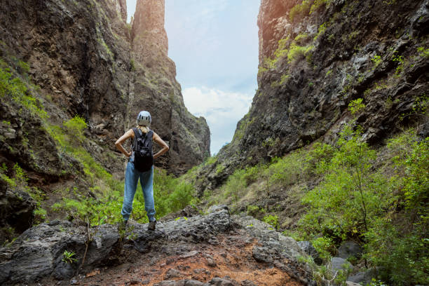 テネリフェ島のバランコ・デル・インフィエルノ・トレイルの女性。カナリア諸島 - ravine geology danger footpath ストックフォトと画像