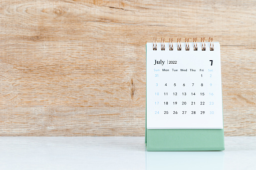 Calendario de escritorio de julio de 2022 sobre mesa blanca. photo