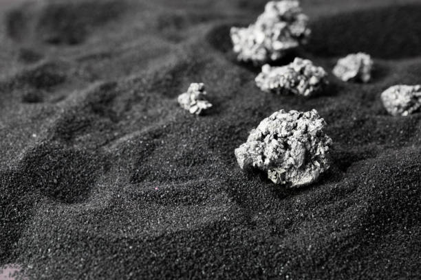 чистое серебро или платина из шахты, которая была обнаружена, была помещена на черный песок. - платина фотографии стоковые фото и изображения