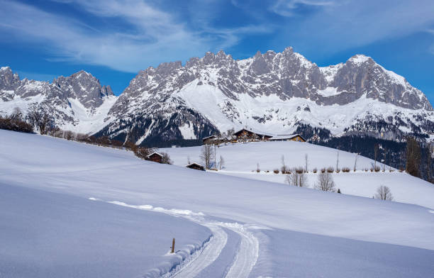 idílico paisaje invernal en austria, tirol, austria - ski resort hut snow winter fotografías e imágenes de stock