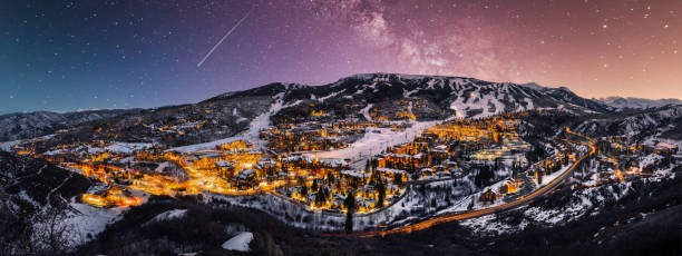 snowmass colorado skyline avec pistes de ski et voie lactée - rocky mountian photos et images de collection