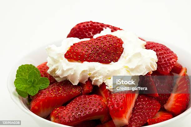 Morangos Com Creme - Fotografias de stock e mais imagens de Batido - Modo de Preparação de Comida - Batido - Modo de Preparação de Comida, Cobrir, Comida