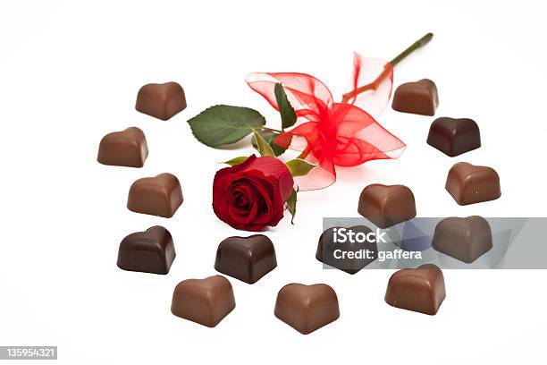 Foto de Coração Em Forma De Chocolates E Rosa Vermelha e mais fotos de stock de Chocolate - Chocolate, Chocolate Amargo, Chocolate ao Leite