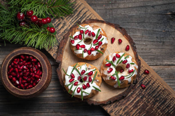 bolo de natal. bolo mini bundt de natal com esmalte de açúcar e frutas - plate ingredient food chocolate - fotografias e filmes do acervo