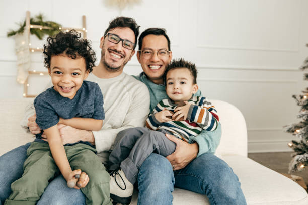 avantages de la parentalité entre personnes de même sexe - enfants confiants et heureux - canada photos photos et images de collection
