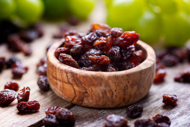 Raisin in wooden bowl.