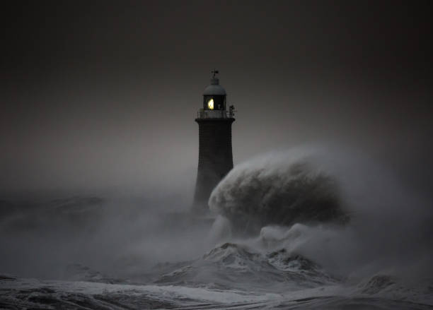 sturm arwen schlägt die küste von tynemouth, england, mit riesigen wellen, die in den stürmischen winden gegen den leuchtturm prallen - pier sea storm nature stock-fotos und bilder