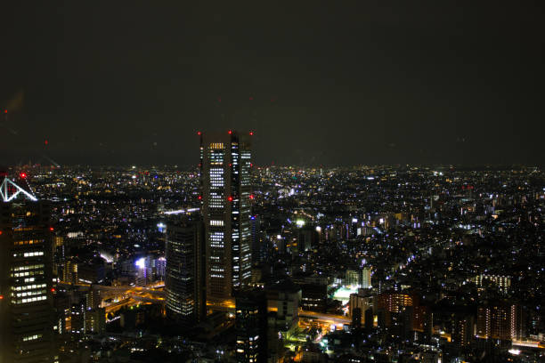 vista das luzes da cidade de tóquio do edifício do governo metropolitano de tóquio - japanese culture tokyo prefecture government moving up - fotografias e filmes do acervo