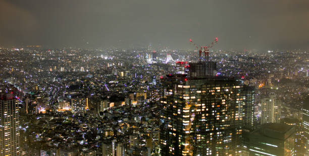 vista do tóquio à noite do edifício do governo metropolitano de tóquio - japanese culture tokyo prefecture government moving up - fotografias e filmes do acervo