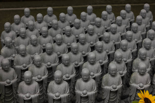 statuette di buddha nel tempio di kamakura - hase temple foto e immagini stock