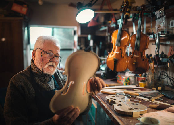 artesano senior haciendo el violín - fabricante de instrumentos fotografías e imágenes de stock