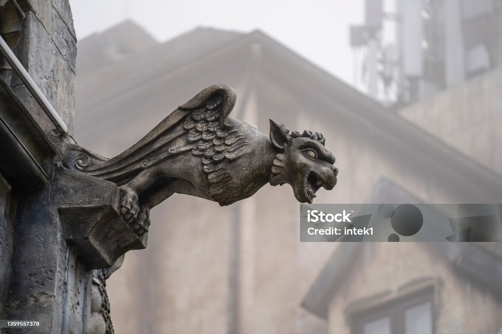 Statua di Gargoyle, chimere, a forma di mostro alato medievale, dal castello reale nella collina di Bana, sito turistico a Da Nang, Vietnam - Foto stock royalty-free di Gargouille