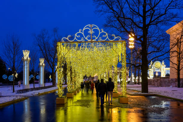 sculptures lumineuses du nouvel an et de noël sur l’allée des cosmonautes de vdnkh à moscou - vdnh photos et images de collection