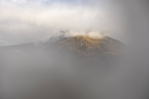 아이아코 해리악 자연공원의 구름과 안개 - fogs 뉴스 사진 이미지