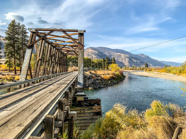 ponte chopaka sobre o rio similkameen - similkameen river - fotografias e filmes do acervo