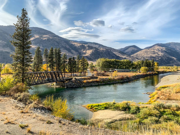 ponte chopaka sobre o rio similkameen - similkameen river - fotografias e filmes do acervo