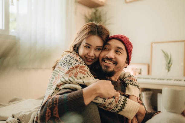 giovane coppia felice che si rilassa parlando ridendo bevendo tè al caffè - mustache ethnic asian ethnicity men foto e immagini stock