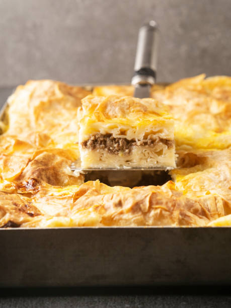 tablett gebäck; (su boregi), hackfleisch in herzhaftem gebäck, türkisches gebäck borek, türkisches su boregi, türkisches patty, hackfleisch-borek nach türkischer art, hackfleisch-gebäck, - börek turkish culture middle eastern cuisine pie stock-fotos und bilder