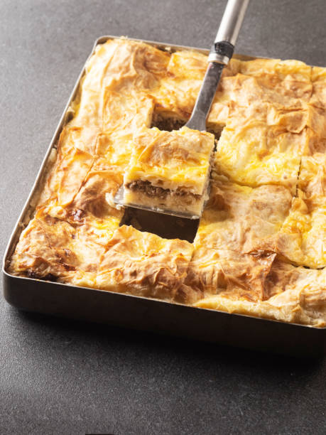 tablett gebäck; (su boregi), hackfleisch in herzhaftem gebäck, türkisches gebäck borek, türkisches su boregi, türkisches patty, hackfleisch-borek nach türkischer art, hackfleisch-gebäck, - börek turkish culture middle eastern cuisine pie stock-fotos und bilder