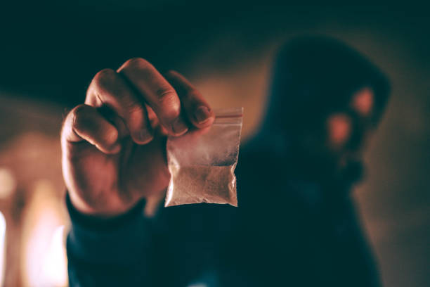 uomo con cocaina in polvere - narcotic drug abuse addict heroin foto e immagini stock