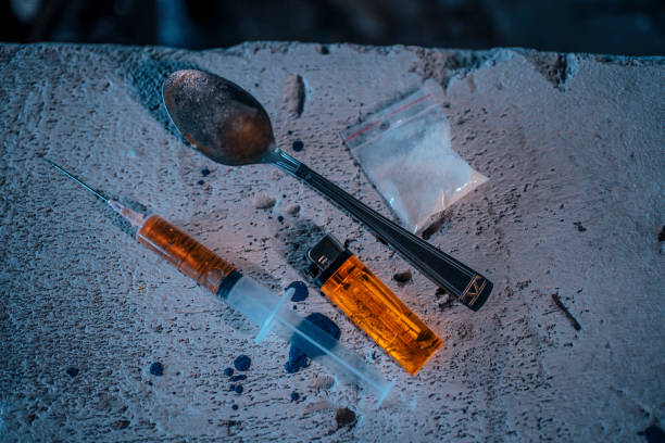 drogenspritze, heroinpulver in verpackung, löffel und feuerzeug - narcotic drug abuse cocaine heroin stock-fotos und bilder