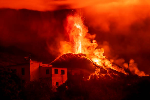 vulcano in eruzione, cumbre vieja, la palma di notte a dicembre - volcano foto e immagini stock