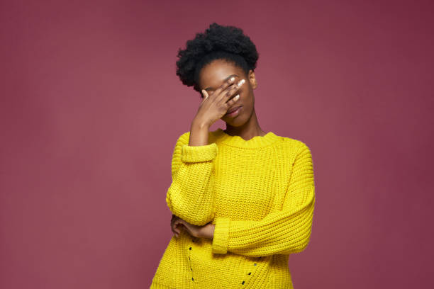 gest facepalm. zawstydzona afroamerykanka z ręką na twarzy jest nieśmiała, czując żal obwiniając się za porażkę - frustration zdjęcia i obrazy z banku zdjęć