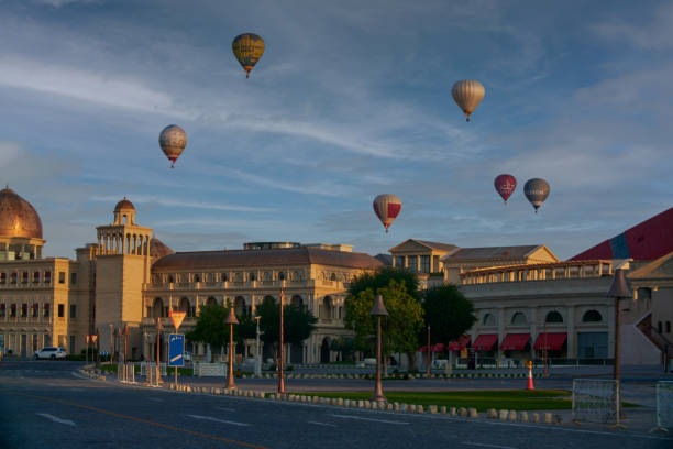 カタール・ドーハのカタラ文化村の熱気球 - editorial dome sky cloud ストックフォトと画像