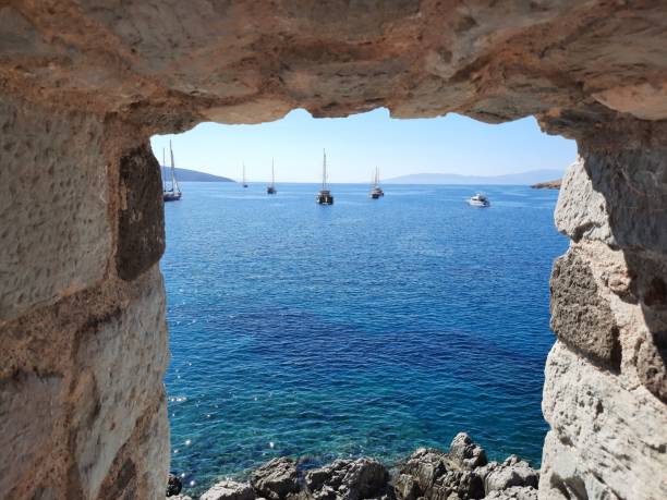 meerblick mit yachten durch die mauer des petersschlosses in bodrum. turkei - mugla province stock-fotos und bilder