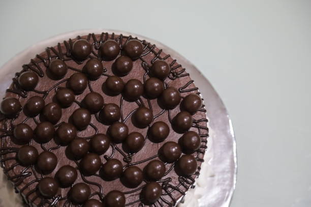 istock round cake topped with crunchy chocolate balls 1359585924