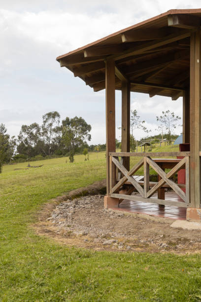 structure en bois pour barbecue dans le parc, nature comme paysage, style de vie à la campagne - simple living rural scene lifestyles nature photos et images de collection